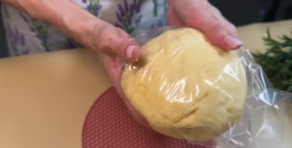 Torta s kiselim vrhnjem, punjenjem marelice i oraha - recept korak po korak