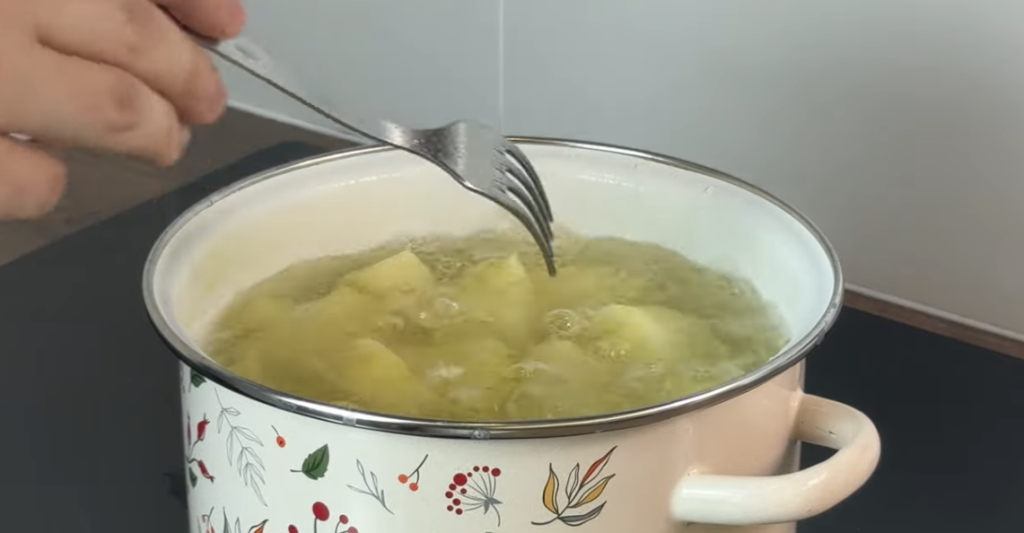 Hrskavi džepovi krumpira napunjeni sočnom kobasicom i krem mocarelom