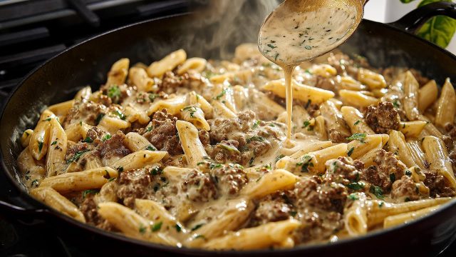 Kremasta penne s mljevenom govedinom i mocarelom - brz, bogat i savršeno ukusan recept iz jedne tave
