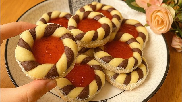 Dva koloska keksa s pekmezom od breskve i jagode - krhki, mirisni i ukusni iskušenje koji očaravaju svakog ljubitelja slatkih dobrota Dva koloska keksa s pekmezom od breskve i jagode - krhki, mirisni i ukusni iskušenje koji očaravaju svakog ljubitelja slatkih dobrota