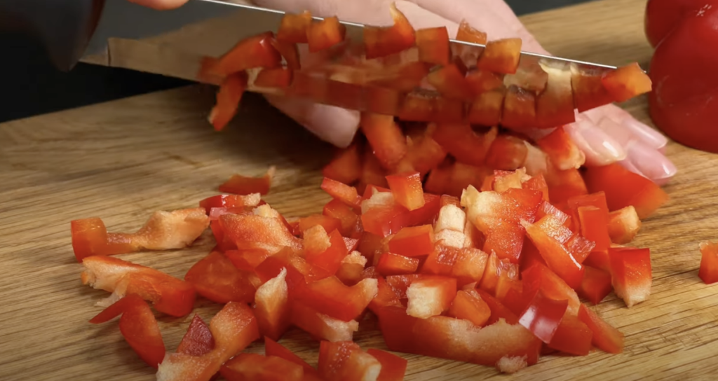 Slani kolač od krumpira u obliku pizze s mljevenim mesom, povrćem i mocarelom