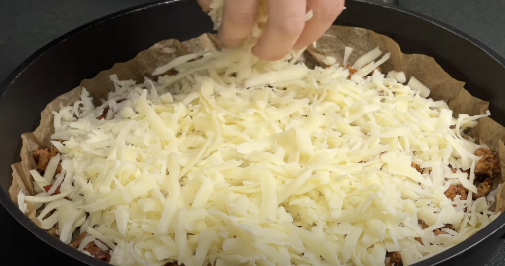 Slani kolač od krumpira u obliku pizze s mljevenim mesom, povrćem i mocarelom