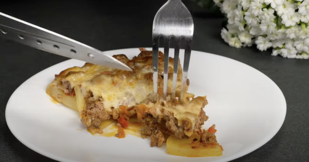 Slani kolač od krumpira u obliku pizze s mljevenim mesom, povrćem i mocarelom