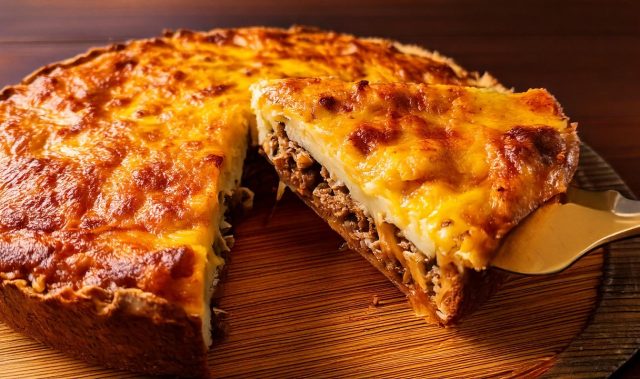 Slani kolač od krumpira u obliku pizze s mljevenim mesom, povrćem i mocarelom Slani kolač od krumpira u obliku pizze s mljevenim mesom, povrćem i mocarelom